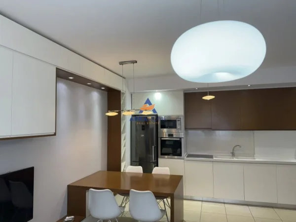 Tirane, jepet me qera apartament 1+1+Ballkon Kati 4, 70 m² 750 € 