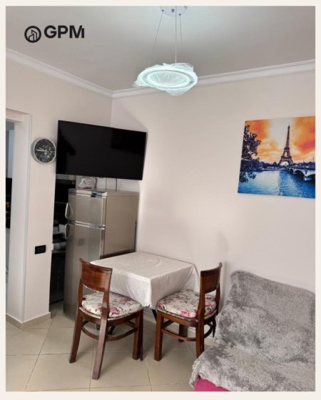 Tirane, jepet me qera apartament 1+1 , 550 € tek 21 Dhjetori