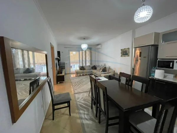 Tirane, jepet me qera apartament 1+1 , 450 € (Yzberisht)