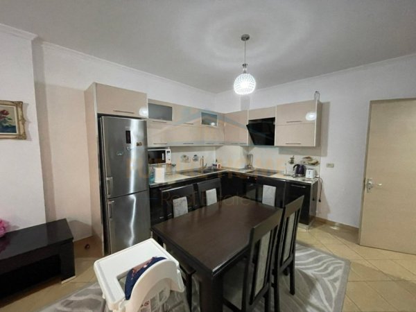 Tirane, jepet me qera apartament 1+1 , 450 € (Yzberisht)