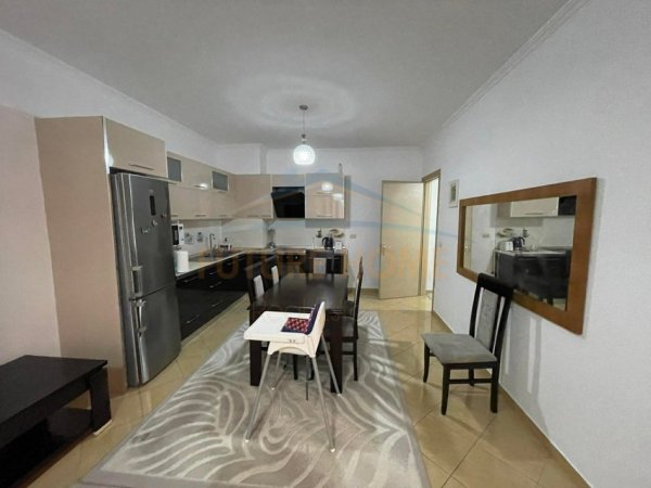 Tirane, jepet me qera apartament 1+1 , 450 € (Yzberisht)