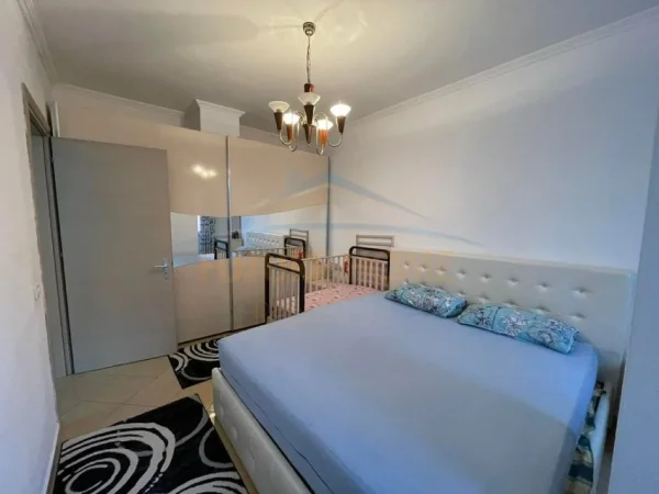 Tirane, jepet me qera apartament 1+1 , 450 € (Yzberisht)