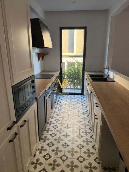 Tirane, jepet me qera apartament 2+1+Ballkon Kati 1, 100 m² 1.300 € (FARKE)