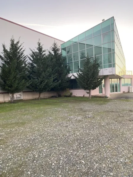 Kurbin, shitet ambjent biznesi Kati 0, 9.997 m² (Autostrad km 1)