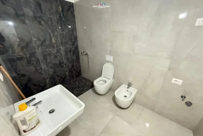 Tirane, jepet me qera zyre Kati 18, 160 m² 2.000 € (Rruga e Kavajes)