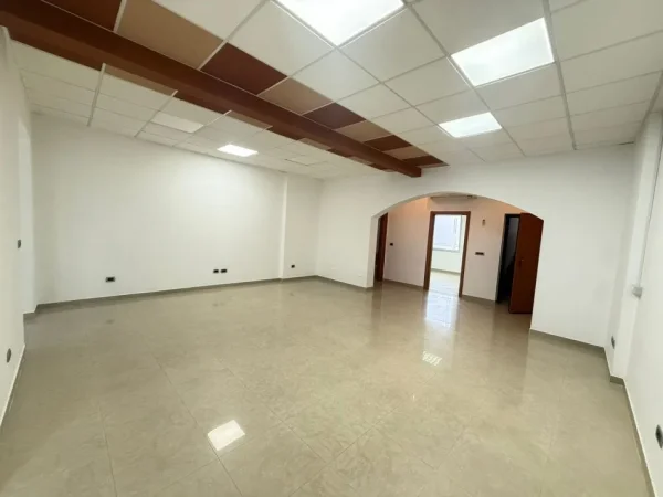 Tirane, jepet me qera zyre Kati 3, 100 m² 1000 € (Blloku)