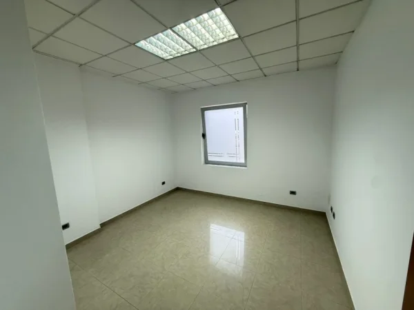 Tirane, jepet me qera zyre Kati 3, 100 m² 1000 € (Blloku)