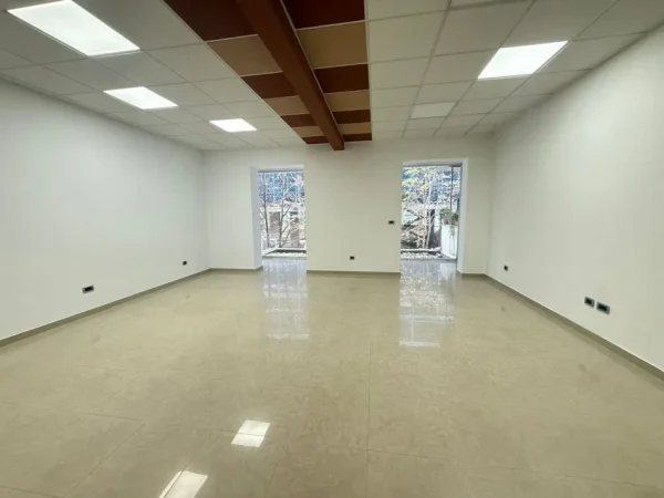 Tirane, jepet me qera zyre Kati 3, 100 m² 1000 € (Blloku)