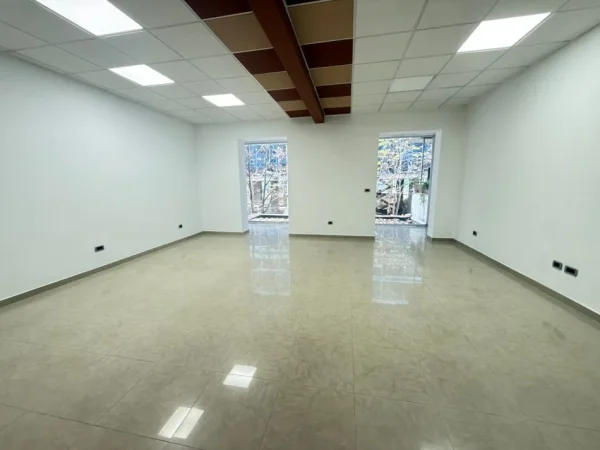 Tirane, jepet me qera zyre Kati 3, 100 m² 1000 € (Blloku)