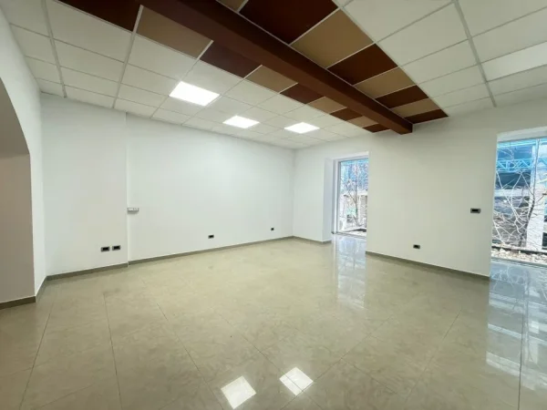 Tirane, jepet me qera zyre Kati 3, 100 m² 1000 € (Blloku)