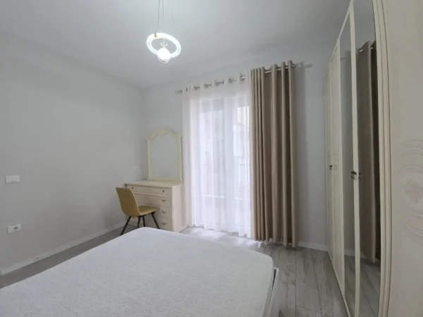 Tirane, jepet me qera apartament 1+1 Kati 5, 70 m² 730 € (Komuna e Parisit.)