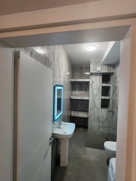 Tirane, jepet me qera apartament 1+1 Kati 5, 70 m² 730 € (Komuna e Parisit.)