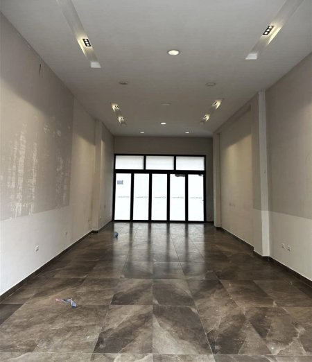 Tirane, jepet me qera ambjent biznesi Kati 0, 87 m² 900 € (21 Dhjetori)