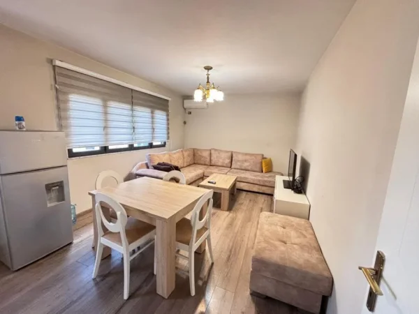Tirane, jepet me qera apartament 1+1 Kati 5, 65 m² 600 € (Rruga Muhamet Gjollesha)