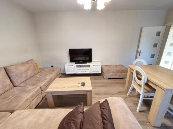 Tirane, jepet me qera apartament 1+1 Kati 5, 65 m² 600 € (Rruga Muhamet Gjollesha)
