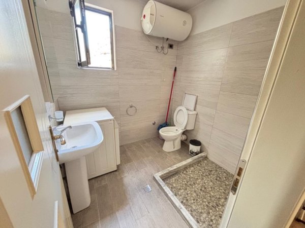 Tirane, jepet me qera apartament 1+1 Kati 5, 65 m² 600 € (Rruga Muhamet Gjollesha)