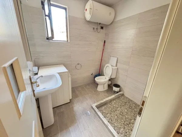 Tirane, jepet me qera apartament 1+1 Kati 5, 65 m² 600 € (Rruga Muhamet Gjollesha)