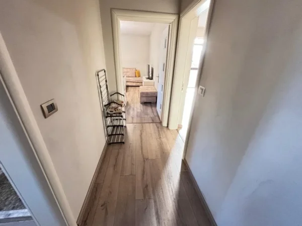 Tirane, jepet me qera apartament 1+1 Kati 5, 65 m² 600 € (Rruga Muhamet Gjollesha)