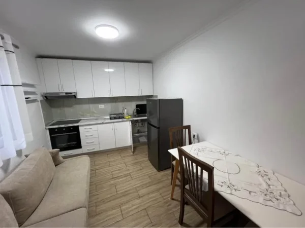 Tirane, jepet me qera apartament 1+1+Ballkon Kati 1, 70 m² 550 € (RRUGA E BARRIKADAVE)