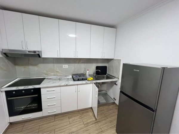 Tirane, jepet me qera apartament 1+1+Ballkon Kati 1, 70 m² 550 € (RRUGA E BARRIKADAVE)