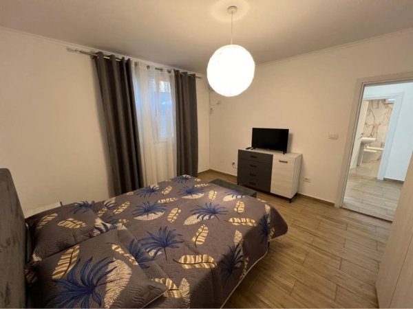 Tirane, jepet me qera apartament 1+1+Ballkon Kati 1, 70 m² 550 € (RRUGA E BARRIKADAVE)