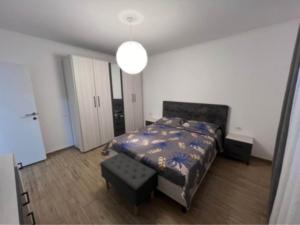 Tirane, jepet me qera apartament 1+1+Ballkon Kati 1, 70 m² 550 € (RRUGA E BARRIKADAVE)