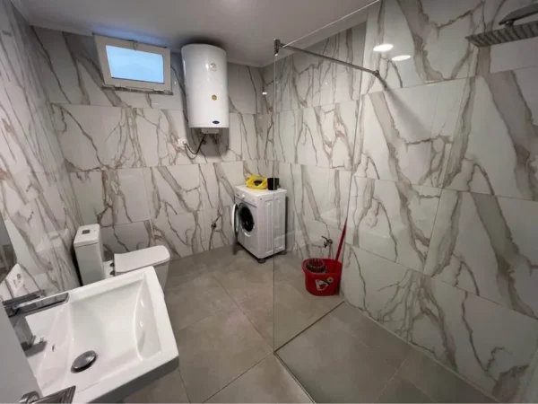 Tirane, jepet me qera apartament 1+1+Ballkon Kati 1, 70 m² 550 € (RRUGA E BARRIKADAVE)