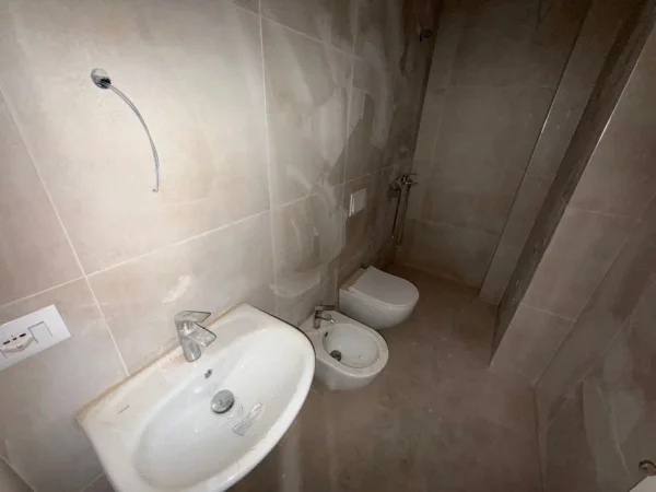 Tirane, jepet me qera zyre Kati 4, 117 m² 1.200 € (Rruga e Kavajes)