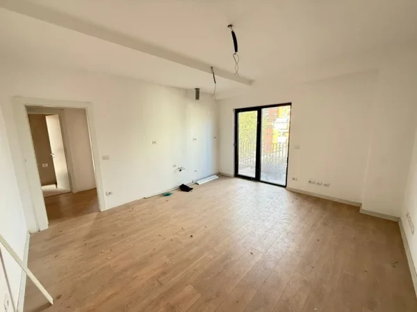 Tirane, jepet me qera zyre Kati 4, 117 m² 1.200 € (Rruga e Kavajes)