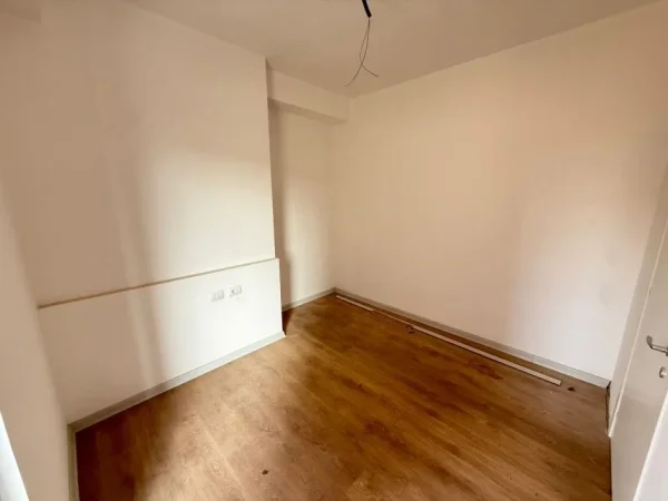 Tirane, jepet me qera zyre Kati 4, 117 m² 1.200 € (Rruga e Kavajes)