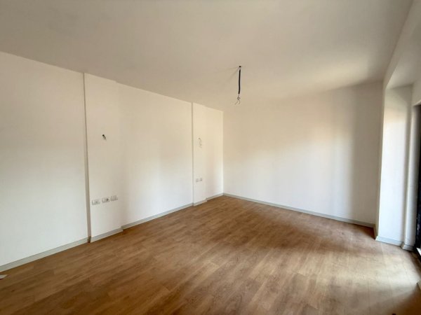 Tirane, jepet me qera zyre Kati 4, 117 m² 1.200 € (Rruga e Kavajes)