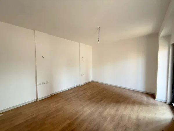 Tirane, jepet me qera zyre Kati 4, 117 m² 1.200 € (Rruga e Kavajes)