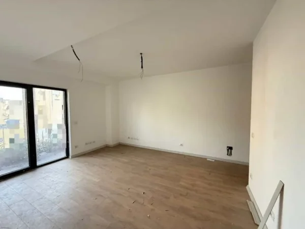 Tirane, jepet me qera zyre Kati 4, 117 m² 1.200 € (Rruga e Kavajes)