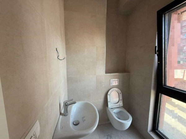 Tirane, jepet me qera zyre Kati 4, 117 m² 1.200 € (Rruga e Kavajes)