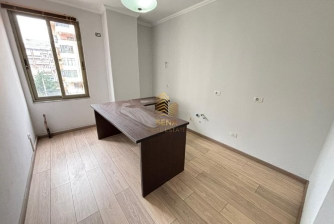 Tirane, shitet apartament 2+1+Ballkon Kati 3, 103 m² 258.000 € (21 Dhjetori, Rruga Muhamed Gjollesha)