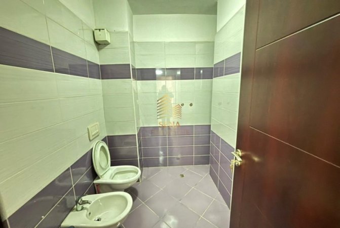 Tirane, shitet apartament 2+1+Ballkon Kati 3, 103 m² 258.000 € (21 Dhjetori, Rruga Muhamed Gjollesha)