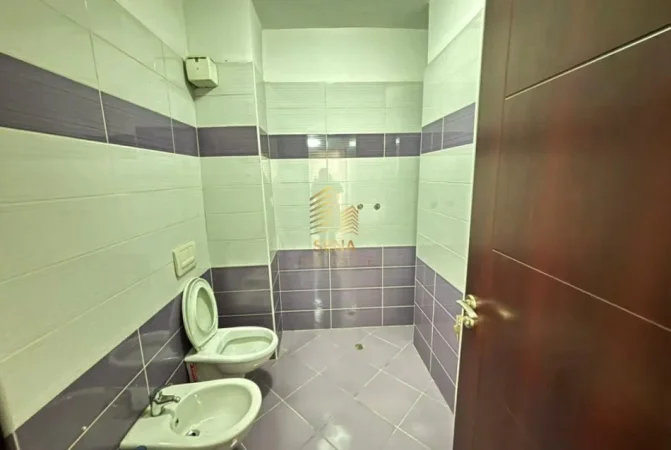 Tirane, shitet apartament 2+1+Ballkon Kati 3, 103 m² 258.000 € (21 Dhjetori, Rruga Muhamed Gjollesha)