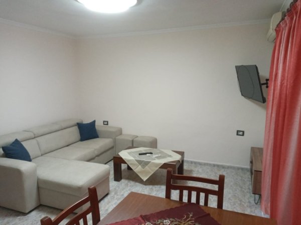 Tirane,Me Qera Apartament rinovuar, kompletuar e mobiluar,tip 1+1, me ballkon, kati 1, sip. 55m², pallat ekzistues 5-kate, Qera 50'000 leke/muaj ose 500 €/muaj, në fillim rrugës Myslym Shyri,  20 m nga rruga / unaza Muhamet Gjollesha100m nga 21-Dhjetori/si dhe 900m nga qendra lulishte-Taiwan Tirane