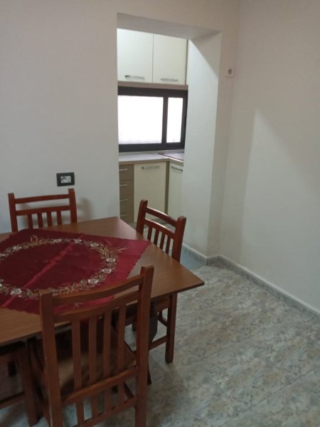 Tirane,Me Qera Apartament rinovuar, kompletuar e mobiluar,tip 1+1, me ballkon, kati 1, sip. 55m², pallat ekzistues 5-kate, Qera 50'000 leke/muaj ose 500 €/muaj, në fillim rrugës Myslym Shyri,  20 m nga rruga / unaza Muhamet Gjollesha100m nga 21-Dhjetori/si dhe 900m nga qendra lulishte-Taiwan Tirane