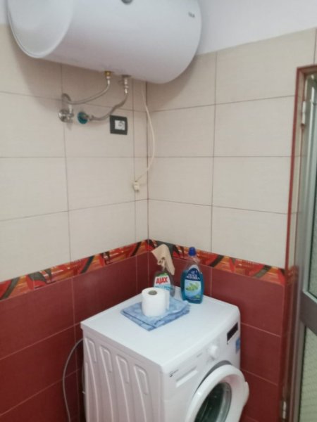 Tirane,Me Qera Apartament rinovuar, kompletuar e mobiluar,tip 1+1, me ballkon, kati 1, sip. 55m², pallat ekzistues 5-kate, Qera 50'000 leke/muaj ose 500 €/muaj, në fillim rrugës Myslym Shyri,  20 m nga rruga / unaza Muhamet Gjollesha100m nga 21-Dhjetori/si dhe 900m nga qendra lulishte-Taiwan Tirane