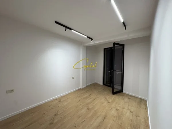 Tirane, jepet me qera apartament 2+1 Kati 12, 94 m² 1.000 € (REZIDENCA GOLDENT TOWER)