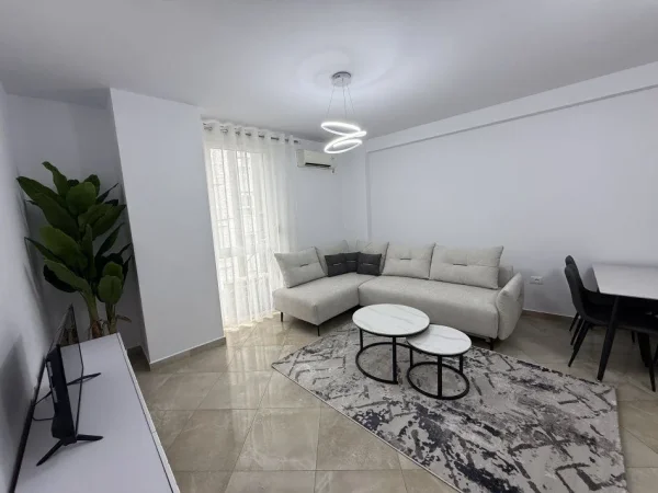 Tirane, jepet me qera apartament 2+1+Ballkon Kati 6, 85 m² 850 € (Rruga e Barrikadavee)