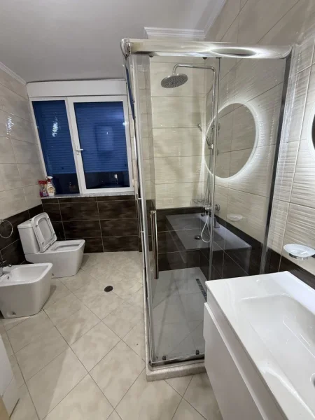 Tirane, jepet me qera apartament 2+1+Ballkon Kati 6, 85 m² 850 € (Rruga e Barrikadavee)