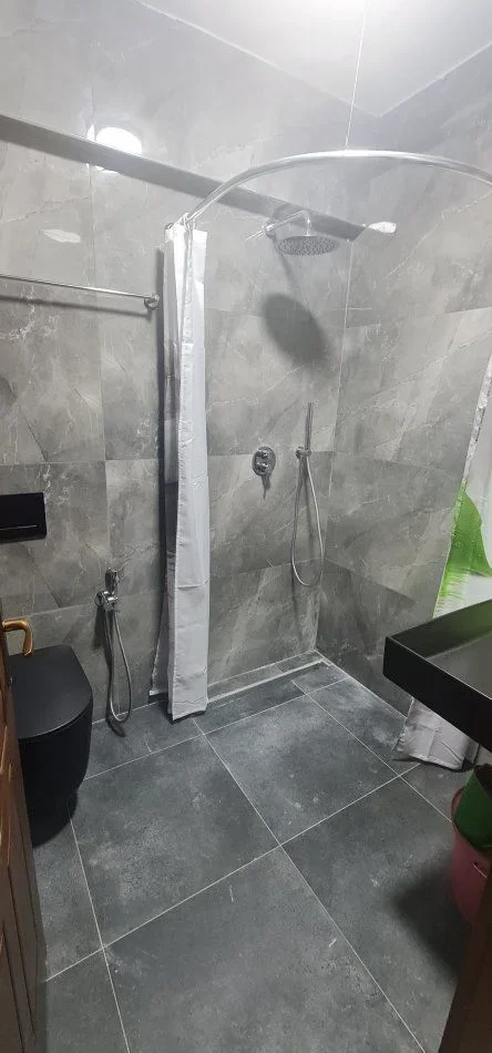 Shqiperi, jepet me qera apartament 3+1+Ballkon Kati 2, 100 m² 500 € (RRUGA E DURRESIT)
