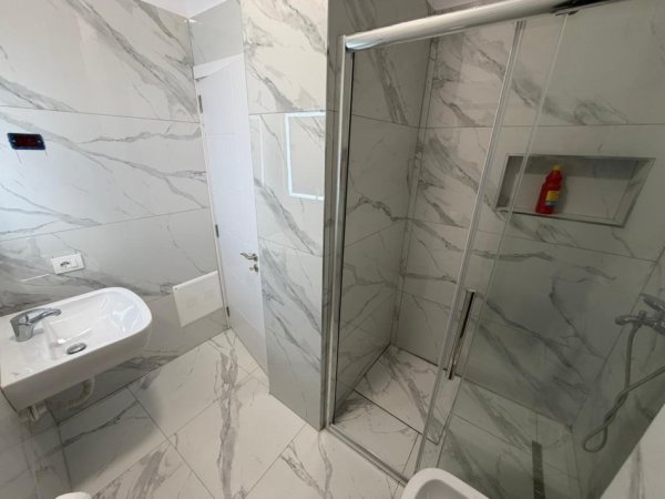 Tirane, jepet me qera apartament 2+1 Kati 2, 800 € 