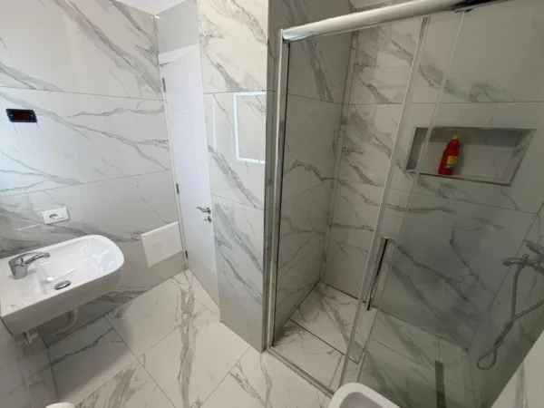 Tirane, jepet me qera apartament 2+1 Kati 2, 800 € 