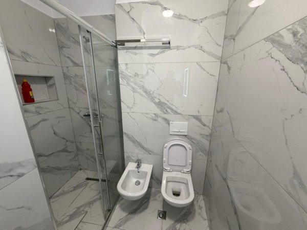 Tirane, jepet me qera apartament 2+1 Kati 2, 800 € 