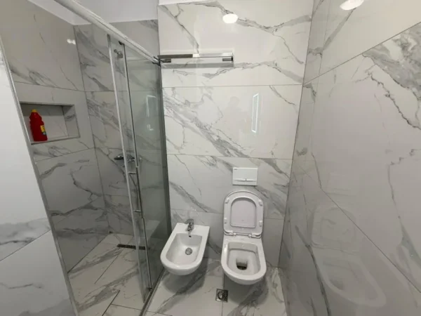 Tirane, jepet me qera apartament 2+1 Kati 2, 800 € 