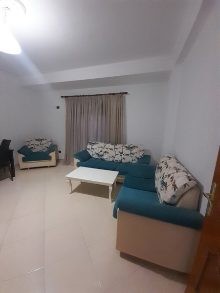 Banesë me Qera 2+1, Mobiluar, 450 € Pranë Shkollës Bashkuar, tek Rruga Dibrës -Tiranë