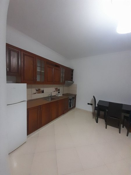 Banesë me Qera 2+1, Mobiluar, 450 € Pranë Shkollës Bashkuar, tek Rruga Dibrës -Tiranë